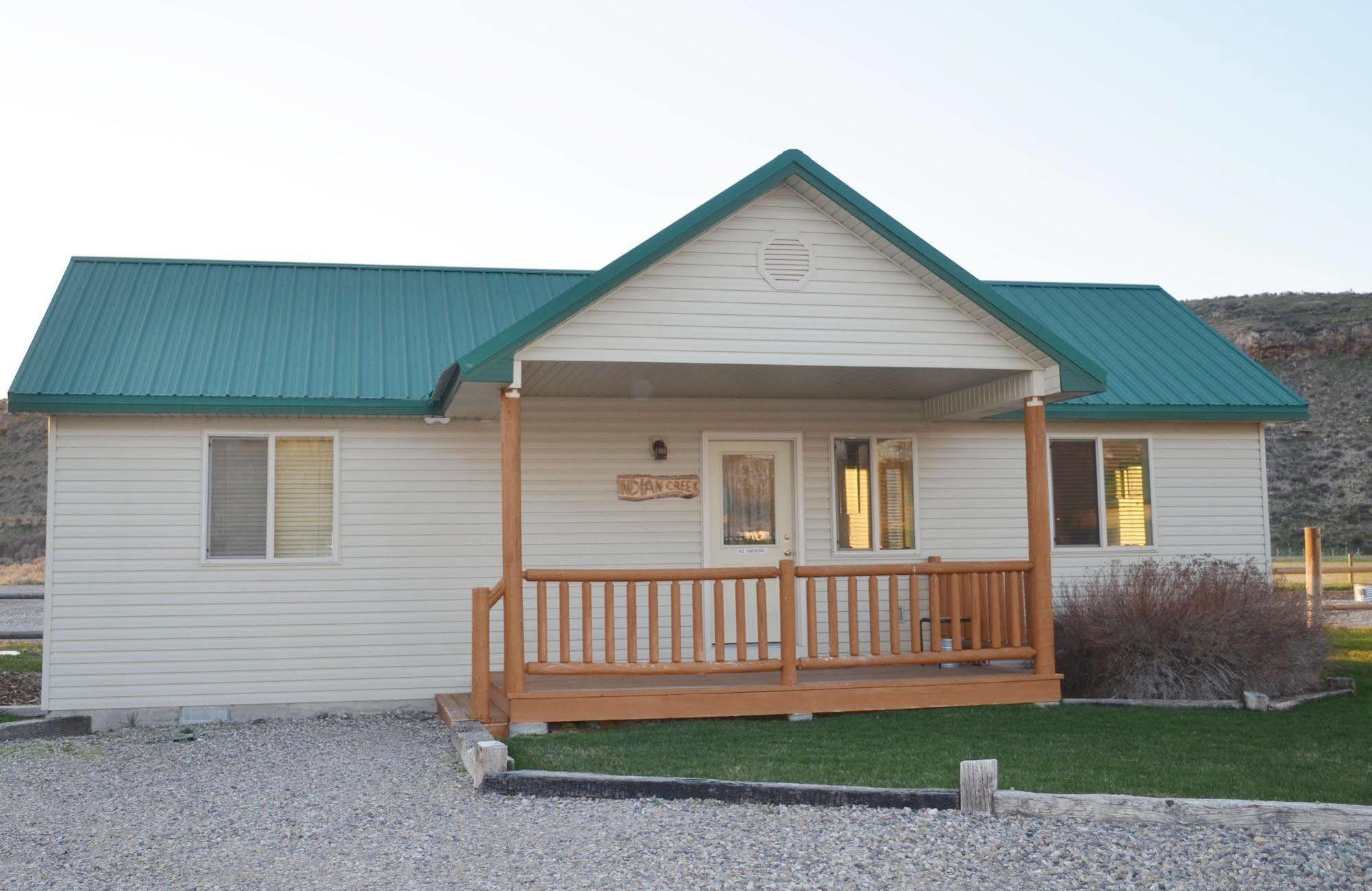 Sleepy J Cabins Swan Valley Exterior foto